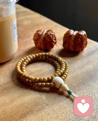 新的一天，慢慢醒来，也慢慢释怀。
 
人到了一定年纪就会懂，生活不必事事强求，感情不必苦苦纠缠。不属于你的人，再挽留也留不住；不懂珍惜你的人，再付出也是多余。
 
别纠结昨天的遗憾，别内耗过往的委屈。成年人最好的生活状态，就是晨起有希望，睡前无心事。
 
好好吃饭，好好生活，好好爱自己。把期待降低，把依赖变少，心态放平，脚步放慢。缘分顺其自然，得失看淡随缘。
 
日子是过给自己的，心情也是自己给的。新的一天，不和往事较劲，不和自己内耗，放宽心态，向阳而行，愿往后余生，平安顺心，自在舒心。