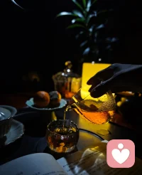 深夜翻来覆去睡不着的时刻
心事没处安放，情绪无人倾听
我守着漫漫长夜做你的树洞
不用伪装，不必克制
所有委屈、迷茫、碎碎念都可以说给我听
静静陪伴，温柔疏导你的心绪配图
