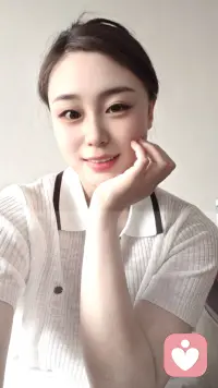 我是倾听师。 我不给你讲道理,不评判你, 也不催你快点好起来。 你可以脆弱,可以崩溃,可以沉默, 你所有的情绪,都值得被好好接住。 你说,我认真听; 你停,我耐心等。 在这里,你只管安心做自己。 也许我们走的路不同,经历的事不一样, 但我和你,都有过同样的感受。 所以我愿意在这里,静静听你说,一直陪着你配图