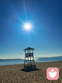 我们总在忙着讨好世界，却忘了最该被温柔以待的人是自己。
从今天起，按时吃饭、多读好书、穿喜欢的衣服，把身体、内在和外在都认真富养一遍。
这不是清高，是清醒。共勉。
