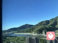 面对，意味着任何话题都能交流，任何创伤都能触碰，任何处境都能生存，任何人性都能表达，任何观念都可以自由流动，由此，压抑的机制就失效了，潜意识和意识就能和谐相处，力比多的内耗无限降低，维持压抑和心理游戏的力比多释放出来，内在潜能无杂质的涌现出来，可精准有效的分配和投注在选择的有建设性的事情上。
唯有面对，才会爱。