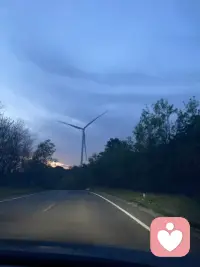 学会自愈

分开从来都不是一瞬间的事，是无数次失望、犹豫、沉默，慢慢耗尽了所有热情。

曾经满心欢喜，以为遇见就是一辈子，掏心掏肺去付出，小心翼翼去珍惜，把所有温柔和期待，都寄托在另一个人身上。后来才懂，不是所有真心都有回应，不是所有陪伴都能长久。

难过是难免的。
会深夜失眠，会莫名想哭，看到熟悉的风景、听到熟悉的歌，就忍不住想起过往。会反复回忆，反复纠结，遗憾为什么好好的两个人，走着走着就散了。

不用逼自己立刻坚强，也不用责怪自己放不下。
认真爱过，真心付出过，难过、委屈、不舍，都是理所当然。允许自己崩溃，允许自己低落，情绪不用隐藏，眼泪不必强忍。自愈从来都不是强行忘记，而是慢慢接纳。

慢慢你会明白，有些人只是路过你的青春，不是归宿。
他教会你心动，教会你温柔，也教会你离别与遗憾。不合适的缘分，早点结束，其实是解脱。纠缠没有意义，挽留只会卑微，错过错的人，才会遇见对的人。

不必自我否定，你很好，值得被认真偏爱。
你失去的，只是一个不爱你的人；而他失去的，是满心满眼都是他的人。遗憾从来都不属于你。

日子一天天往前走，难过会变淡，回忆会释怀。
不再期待消息，不再胡思乱想，不再患得患失。把还给别人的温柔，好好留给自己；把耗尽的情绪，慢慢修补回来。

好好吃饭，好好睡觉，好好生活。
独处不是孤独，自愈是成长。

终有一天，再提起过往，心里平静无波澜。
感谢相遇，释怀别离。
你终会走出阴霾，向阳而生，温柔自愈，独自灿烂。