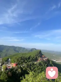 学会自愈

分开从来都不是一瞬间的事，是无数次失望、犹豫、沉默，慢慢耗尽了所有热情。

曾经满心欢喜，以为遇见就是一辈子，掏心掏肺去付出，小心翼翼去珍惜，把所有温柔和期待，都寄托在另一个人身上。后来才懂，不是所有真心都有回应，不是所有陪伴都能长久。

难过是难免的。
会深夜失眠，会莫名想哭，看到熟悉的风景、听到熟悉的歌，就忍不住想起过往。会反复回忆，反复纠结，遗憾为什么好好的两个人，走着走着就散了。

不用逼自己立刻坚强，也不用责怪自己放不下。
认真爱过，真心付出过，难过、委屈、不舍，都是理所当然。允许自己崩溃，允许自己低落，情绪不用隐藏，眼泪不必强忍。自愈从来都不是强行忘记，而是慢慢接纳。

慢慢你会明白，有些人只是路过你的青春，不是归宿。
他教会你心动，教会你温柔，也教会你离别与遗憾。不合适的缘分，早点结束，其实是解脱。纠缠没有意义，挽留只会卑微，错过错的人，才会遇见对的人。

不必自我否定，你很好，值得被认真偏爱。
你失去的，只是一个不爱你的人；而他失去的，是满心满眼都是他的人。遗憾从来都不属于你。

日子一天天往前走，难过会变淡，回忆会释怀。
不再期待消息，不再胡思乱想，不再患得患失。把还给别人的温柔，好好留给自己；把耗尽的情绪，慢慢修补回来。

好好吃饭，好好睡觉，好好生活。
独处不是孤独，自愈是成长。

终有一天，再提起过往，心里平静无波澜。
感谢相遇，释怀别离。
你终会走出阴霾，向阳而生，温柔自愈，独自灿烂。