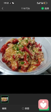 心上有个人，活着才精神。若无人可依，城市再喧器都找不自己的精神支撑，若无人思念，再美的日子终究有些空白。配图