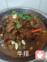 心上有个人，活着才精神。若无人可依，城市再喧器都找不自己的精神支撑，若无人思念，再美的日子终究有些空白。配图