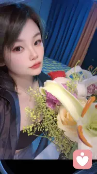 允许自己崩溃一阵子，然后悄悄自愈，重新出发。
生活总有熬不住的时刻，熬过去，就是重生。
情绪崩溃不可怕，可怕的是一直沉溺，不肯放过自己。
暂时垮掉没关系，慢慢捡起来，照样好好生活。
谁都有心态崩盘的时候，稳住，低谷过后皆是上坡。
不必强迫自己坚强，难过就释怀，崩溃就自愈。配图
