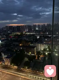 夜深人静，适合独处，也适合倾听。

煮一杯咖啡，摊开笔记本，准备好接纳每一颗需要被理解的心。

如果你也在寻找一个树洞，我在这里，安静地等你。