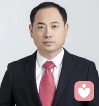 来访者B带着满腹委屈而来，觉得伴侣总是不懂自己。在咨询室里，我们一层层剥开情绪的洋葱，发现那些激烈的指责背后，其实藏着一个渴望被看见的“内在小孩”。
当B开始尝试不再向外索取认可，而是先学会自我接纳时，奇迹发生了——伴侣的态度竟然也随之软化。很多时候，当我们改变了看世界的镜头，世界也会随之改变。祝贺B，找回了关系中的主动权。配图