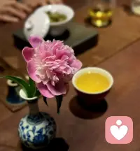 人于安静的世界里，总能看到那个激情澎湃，浪漫无畏的自己。有时种种情不自禁的动容连自己也不曾知道。配图
