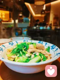 帮人促成了生意，得了佣金。带俺闺蜜出来“挥霍”一家还不错的信阳菜馆。她喝多了。允许她自己疯狂心痛一会儿。为滚滚不回头的岁月，为当时只道是寻常，为一些锦衣夜行明珠暗投的人，为胸中犹有海潮声，眉峰剩得萧条在，为一些至今依然咬紧牙关的不甘心。我没问她，就这样默默陪她闹会，送她回家配图