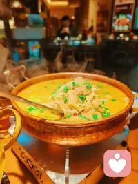 帮人促成了生意，得了佣金。带俺闺蜜出来“挥霍”一家还不错的信阳菜馆。她喝多了。允许她自己疯狂心痛一会儿。为滚滚不回头的岁月，为当时只道是寻常，为一些锦衣夜行明珠暗投的人，为胸中犹有海潮声，眉峰剩得萧条在，为一些至今依然咬紧牙关的不甘心。我没问她，就这样默默陪她闹会，送她回家配图