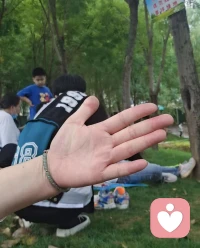 到家第一件事失手将书桌上的青瓷花瓶打碎，回想起来还是2020年在一家书店买书时候瞥了一眼角落里的它 跟老板讨价还价20块钱买回来，它就这么默默陪我五年，五年来它插过上百回花🌸春天的桃花，夏天的绣球花，秋天的桂花，冬天的腊梅。虽说不是啥贵重物品，却带给我很多欢愉。碎了也就碎了。想想物品也与今生所遇之人那样，只能相伴一程，一旦缘尽，不是坏灭，就是分离，这是没有办法的事。执著不舍，只会徒增烦恼，又何苦去做那痴人。想起一句话，从来好物不坚牢，彩云易散琉璃脆。闺女说先收起来放好好用胶水粘起来，或者用啥古法旧技看能不能修复？我说已经扔垃圾桶了，我想我也是寡情之人吧！配图