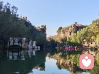 别总困在自己的小世界里，有时间和朋友出门看看风景。
