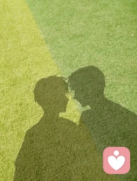 爱上同性不是你的错。
只是天性与生俱来，并非选择也非堕落。
不必愧疚自卑，好好和自己温柔和解。配图