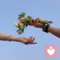 “付出若总被挂在嘴边，爱就变成了债。”

或许可以尝试下
改为说“我愿意这样为你做”，
而不是“我为你牺牲了多少”配图