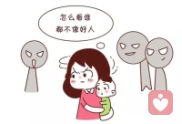 迫害情结
核心：无客观依据，总觉得自己被针对、算计、伤害，常伴随多疑、戒备与敌意。
 
举例
1. 职场：无端认为同事排挤、领导刁难，把他人善意曲解为另有目的。
2. 亲密关系：无故猜忌伴侣变心，过度查探对方行踪、社交。
3. 认知上：觉得外界、某类群体在联手针对自己或所在群体。配图