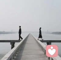失恋本质不是失去一个人，而是戒掉长久养成的习惯，剥离满心依赖。短暂难过是正常的，但别困在回忆里反复消耗自己。遗憾常有，释怀才是必修课，告别错的缘分，才能好好迎接往后生活。

失恋后你用多久才走出来的？