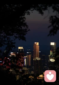 人最累的，从来不是身体疲惫，而是心里的话，没人敢说、没人能懂。
情绪不会自己消失，只会在深夜反复折磨你。
不用硬扛，我在这里。配图