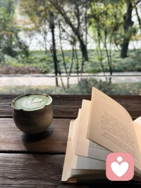 真正的疗愈，从不是压抑情绪🌱
允许脆弱，允许迷茫，允许偶尔失控
不必逼自己时刻清醒强大
和不完美的自己温柔和解
接纳所有发生，放下无谓执念
情绪被看见、被接纳的那一刻
就是自我救赎的开始配图