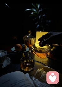 你是不是也这样：
白天一切正常，到了晚上却翻来覆去睡不着，脑子里全是白天没说出口的话。
那些憋在心里的事，不知道跟谁说，也不敢跟身边人讲。
其实你不需要一个人扛着。
我是你的倾听师，随时都在。想聊就私信我，哪怕只是说一句我今天好累，我也认真听。配图