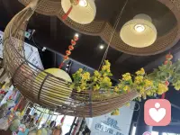 将烦忧轻轻放下，如同落叶归于泥土，然后，静待新芽从心底萌发。
