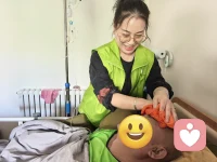 心灵陪伴人人都需要，不分年老年幼，安宁病房里，为瘫痪在床十年的老人，送去心灵的陪伴，每一个人都需要被看见，做就好，在就好，爱就好！愿所有人都能被温柔以待！看到这个世界上美好，将爱传递下去！配图