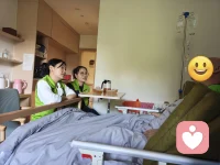 心灵陪伴人人都需要，不分年老年幼，安宁病房里，为瘫痪在床十年的老人，送去心灵的陪伴，每一个人都需要被看见，做就好，在就好，爱就好！愿所有人都能被温柔以待！看到这个世界上美好，将爱传递下去！配图