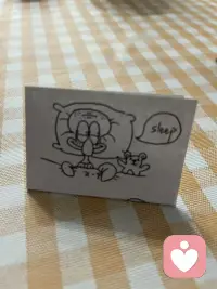 这个世界只有两个人，真正值得你在意的，是8岁的你和80岁的你。他们此刻都在注视着你：一个希望你勇敢开始，一个希望你不留遗憾。试想一下，多年以后，你真的会成为自己最喜欢的样子。

如果身处低谷，不妨再为自己努力尝试一次。不要向生活认输，也不要向岁月低头。风景不够好就多走几步，路不好走就放慢脚步。只要还在路上，总能看到想要的风景，总能找到属于自己的方向。

当全世界抛弃你，请务必千万次拯救自己于水火之中，坚强地站起来。善待自己，好好过，好好活。配图