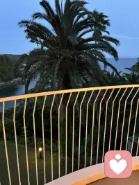 一定要多夸夸自己，一定要觉得自己是一个很棒的人，毕竟你一个人也走了很远的路，一个人也翻过了一山又一山，所以你应该为自己感到骄傲，你也别太敏感，也别觉得自己很差劲，更别总盯着自己的影子看，你要记住，你很好，你一点都不糟糕，你远比你想象中更加优秀，更加强大，更加自信！配图