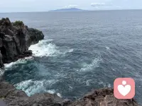 并非所有问题都值得回答。学会有选择地沉默，让尴尬试探自然落地——你的回应越克制，边界越清晰。话不必接满，人不必讨好，这才是真正的体面。配图