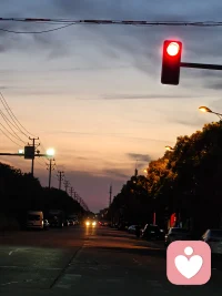 或许你也有很多不得志，或许是上班时领导的刁难，同事间的关系，也或许是感情中的不顺利，放下脚步慢慢走，欣赏欣赏傍晚的天空，追逐落日的余晖。愿你被温柔以待，等待倾听你的故事配图