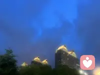 有些爱是无条件的，也许世间每一个平凡的普通人，或许都是神明，他们都藏在一个个正好里：可能正好在晨跑时救起了落水的人，可能正好一句不经意的话，支撑了对方活下去的希望；可能正好出门，发现了一只奄奄一息的小猫。世间的每一个凡人，来人间走一趟，不可能全是坦途，但也一定会有意想不到的收获，我相信再难的难关，也都会正好的迎刃而解。
