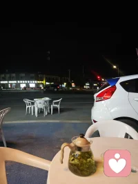 路灯照亮往来路 坐看人间夜未阑配图