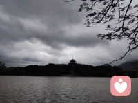 每次走在人海，我都羡慕那些与你擦肩而过的人，他们可以那么轻易的见到你，而你却是我日思夜想，都无法重逢的人配图