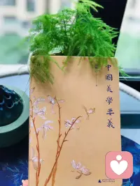 有感：沟通最大的败笔，是急于表达，急着说话。
真正的连接，从学会慢下来、安静聆听开始。
 
不急于回应，不急于辩解，给心一点留白，
去听见对方未说出口的情绪，也听见自己真实的声音。
当你愿意停下，对话才有了温度，理解才会真正发生。
 
愿每一次沟通，都带着倾听的温柔，让心与心自然靠近✨配图