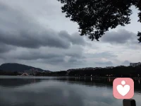 爱是什么？爱是骄傲的人会低头，倔强的人会服软。
爱是下意识的惦记和潜意识的偏爱，是满眼的宠溺与心疼，尽力而为仍然觉得亏欠。爱是在你看不见的地方依然忠诚，发现对方的缺点仍然愿意去接纳。所以不要问爱是什么，心甘情愿就是答案。配图