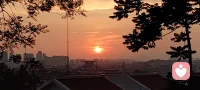“活在当下”不仅是一句禅语，更是一种心态，
是一种无悔、无忧和平和。
不对未来“高瞻远瞩”地做无谓的猜测，不对还没发生的事情做无意义的担忧；不把过去的痛苦和苦涩再品尝一次。而把过去当做昨日留下的幻影，能让我们在当下的压力和考验中更加自在。配图