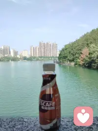 人生最难得的，是拥有一颗知足的心。我们总在仰望别人的幸福，却忽略了自己手中的温暖。健康的身体，安稳的日子，相伴的家人，都是最珍贵的馈赠，好好生活，用心感受，平凡的人生，也能活出独有的精彩。早安[咖啡]配图
