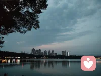 平凡不等于平庸，认真生活的人，永远在发光。幸福是一种能力，而非一味的索取，在琐碎的生活里寻欢喜，在平淡的日常中寻暖意，简单的生活，也能过得温暖而闪亮。
