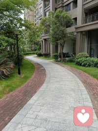 不必追赶热闹
沐浴阳光，静闻花香，听小区鸟语
慢下来，就被生活温柔治愈了配图