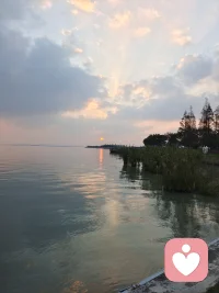 亲爱的朋友、见字如见面！
        时方五月，春已来，近日心情有些沉闷，坐立不安。不知道你们那边是否安好？只能将心事藏于心间。唐突之处，忘情海涵。
        提笔是思，落笔是念。思也三千，念也三千。浅浅的文字，字字真言，人间苦难，岁月漫长，点点滴滴过往云烟，默默守候，只为你们安康。配图