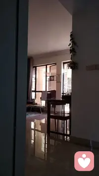 “感受”跟业力和烦恼的厚薄有关系

烦恼粗重的人，身心很粗重，你的苦受会多一点，乐受会少一点。有些人刚出家，出家久就会有明显的感觉，要是你能够好好的依止僧团、心中的法宝，来调伏心中烦恼，慢慢内心会寂静下来，寂静下来会感觉到嘴里的唾液，有一种淡淡的甜味，发觉你吃什么东西都感觉特别香，跟刚出家「受」不太一样。因为出家久了，烦恼淡薄了，寂静的力量增长以后，舌头跟食物一接触，随便一种味道乐受就会出现。当然不只舌头，其实眼耳鼻舌身都是这样，当心中的烦恼淡薄了，你的果报─「受」就会产生变化。所以受有两个因缘：第一个你的业力，其次跟你的烦恼厚薄有关。

净界法师 《大乘百法明门论》          第七卷 节录配图