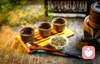 佛法大乘教理分大方向分“理观”和“事修”两个大重点，
理观分：分“发心篇“和“正见篇”

这两个是理观是属于修行的“解门”！解门就是获取“正知正见”的方向，一个是“行门”，行门就是有了“正知正见”以后，还要配合事上的修行，脚踏实地一点点去做去积累！两者缺一不可！如果只是有“解没有行”就变成“执理废事”学的东西只是变成理论空谈，不能真正从中“受益”，如果只是“有行”正见不够”很容易变成我用自己的理解，邪见，变成“盲修瞎练”！最后容易走向极端！这两个都不可取！要解行并重！正知见的内容很多，需要长期坚持不断去学习积累，最好每天都有一个听经学习的时间，听经不怕重复，而且同样的内容不怕重复听，同样一个视频，同样的内容每重复一次就加深一次印象，每加深一次印象就加重它的力量！正知见的内容重复的次数越多越好，正能量的东西越重复越有力量配图