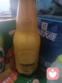 人生就像一瓶酒，当天喝醉。这瓶酒依然还在原地。配图