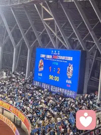 赴一场球场的热烈，揽一身新衣的温柔，尝一口榴莲的甜糯。
烟火日常里，藏着最真实的欢喜，昨日又是被生活治愈的一天。配图
