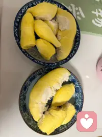 赴一场球场的热烈，揽一身新衣的温柔，尝一口榴莲的甜糯。
烟火日常里，藏着最真实的欢喜，昨日又是被生活治愈的一天。配图