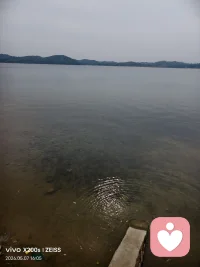 分享3句描写风景并烘托愉悦心情的句子

风里裹着栀子的甜香漫过堤岸，油菜花铺着亮得晃眼的金浪一直漫到云边，我踩着草叶上还没散尽的碎阳光往前走，连衣角都沾着快活的风。