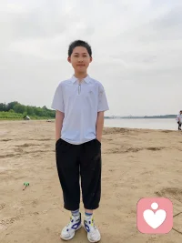 蹲下来，和孩子心连心。先懂他，在教他。有温度的家，比什么规矩都管用。配图