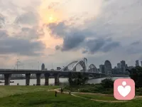 你只需要和同样珍惜你的人保持沟通，因为只有理解你和给你加油的人，才值得你动用你的心血跟神经冲动，世界上很多风光，都可以走到看到，但是拥有有情有趣的朋友，是需要运气的。配图