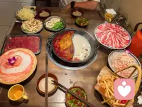 国庆是节假日，也是亲情团聚，亲友的沟通，朋友的寒暄，同事的祝贺，也是自己的快乐，什么身份在于你自己，自己做自己喜欢的事，成为想成为的人都是自己决定，你就是你，无可替代，别委屈自己，说出来就好